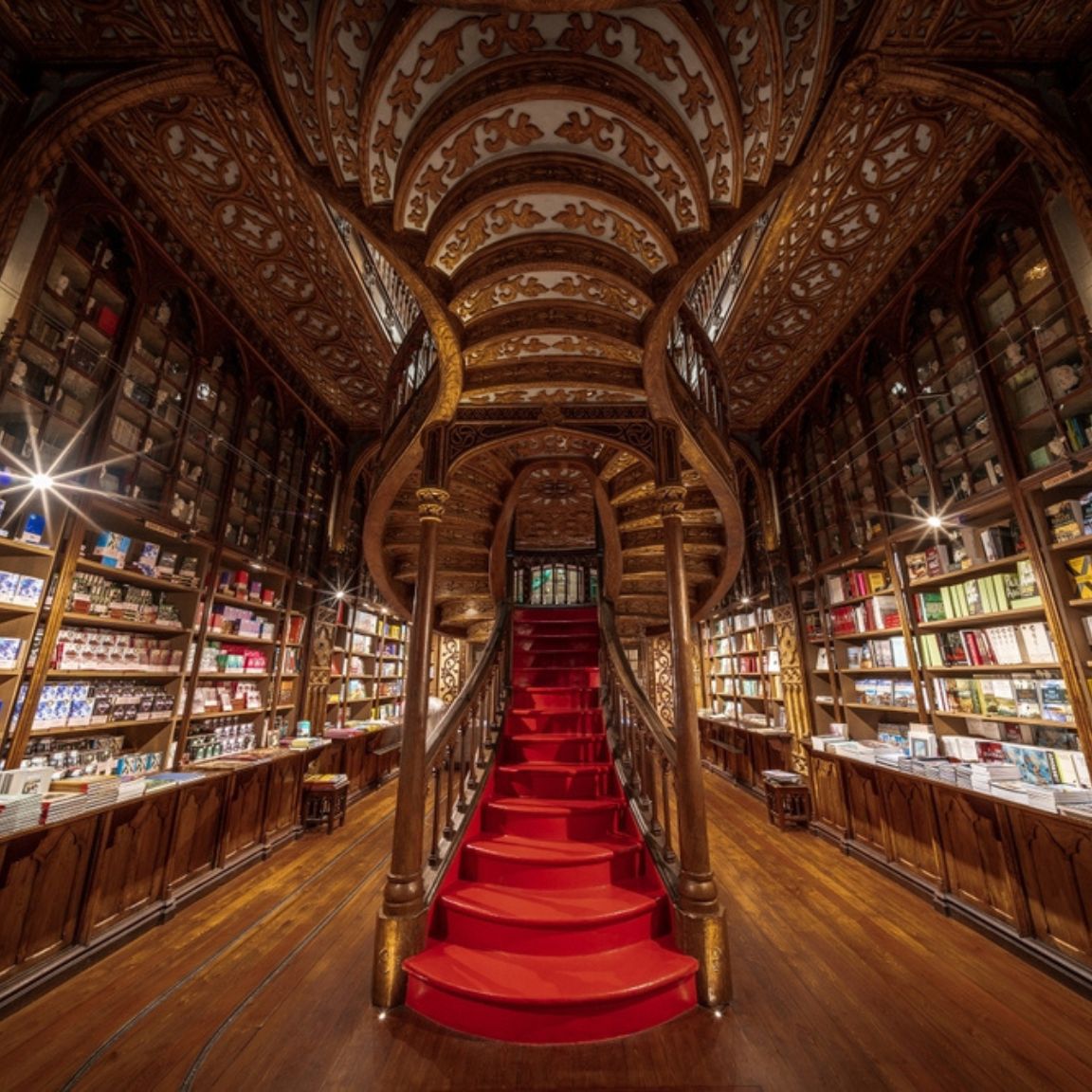 <p>葡萄牙最具歷史和曾被寂寞星球選為全球最美書店之一。據說此書店是J.K.羅琳撰寫哈利波特時所參考的場景之一。</p>
